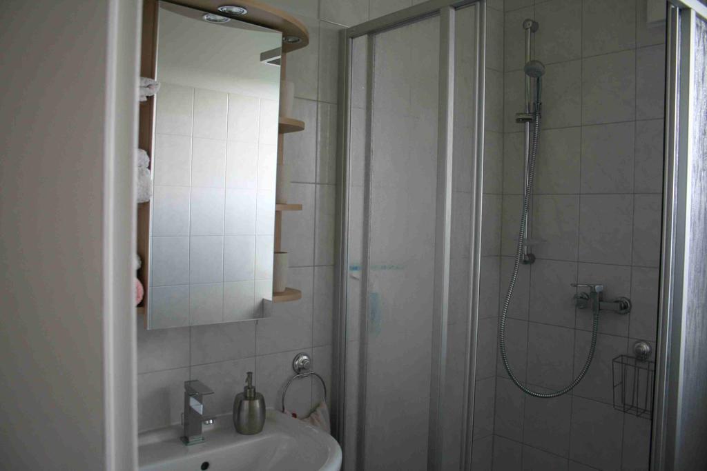 Uebernachtung Bei Michael - Ferienwohnung Rostock Bagian luar foto